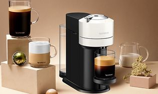 Nespresso-espressokoneita, kahvijuomia, kahvikapseleita ja maitokannu