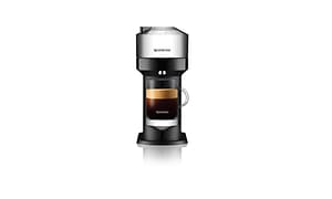 Musta Nespresso-espressokone ja vastakeitetty kahvi