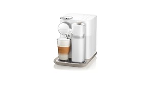Valkoinen Nespresso-espressokone ja vastakeitetty kahvi