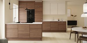 Moderni avokeittiö, jossa Epoq Edge Walnut -keittiökaapistot, valkoinen työtaso ja beigen väriset seinät