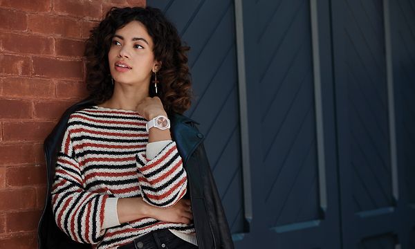 Mustaan seinään nojaava nainen Garmin vívomove -älykello ranteessaan