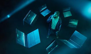 Intel EVO - Intel EVO -kannettavien ympäröimä mies