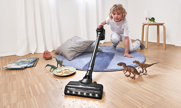 Bosch - Pölynimurit - Lapsi imuroimassa Boschin varsi-imurilla