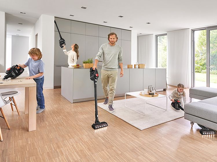 Bosch - Pölynimurit - Eri perheen jäseniä imuroimassa Boschin varsi-imurilla