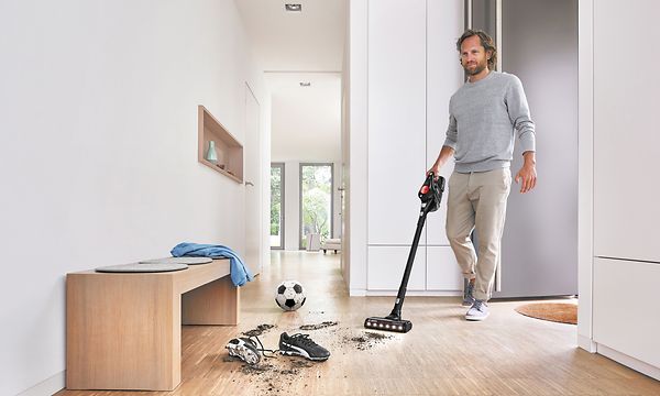 Bosch - Pölynimurit - Mies imuroimassa Bosch-varsi-imurilla
