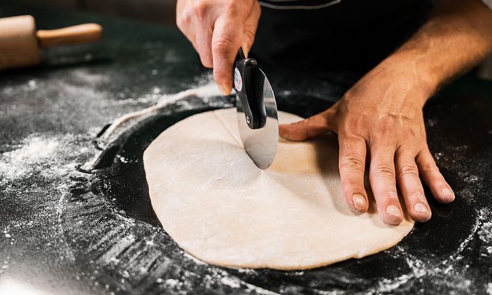 Kokki leikkaa pastataikinaa