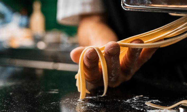 Kokki muotoilee pastaa