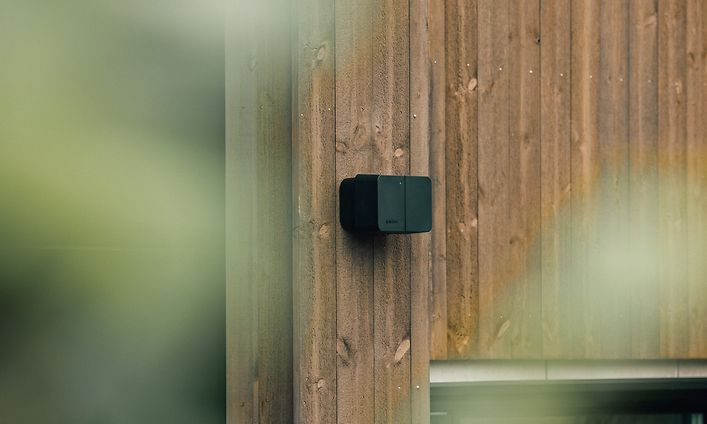 Seinälle asennettava Amina autonlatausasema