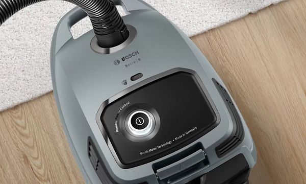 Harmaa Boschin pölynimuri lattialla