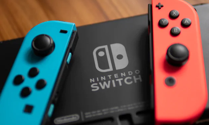 Nintendo Switch -pelikonsoli puisen pöydän päällä