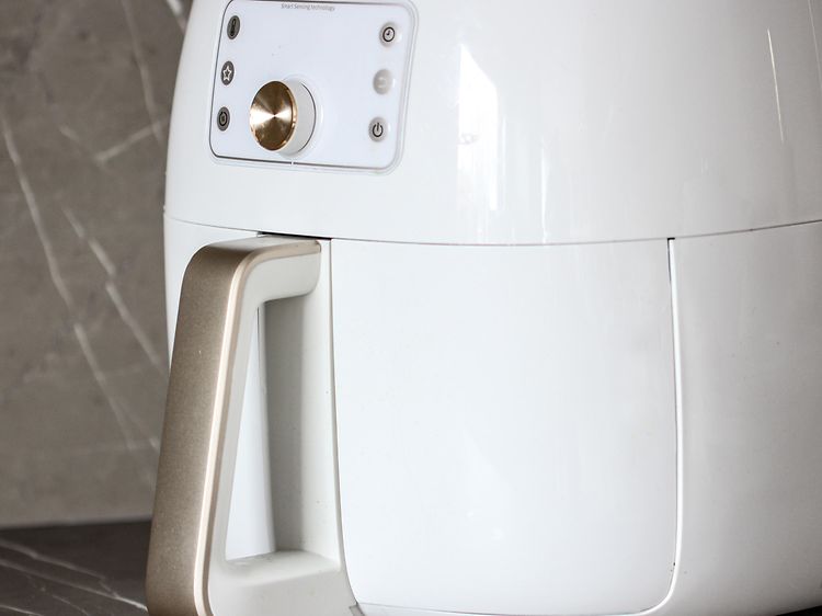 Valkoinen airfryer keittiön työtasolla