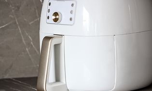 Valkoinen airfryer keittiön työtasolla