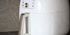 Valkoinen airfryer keittiön työtasolla