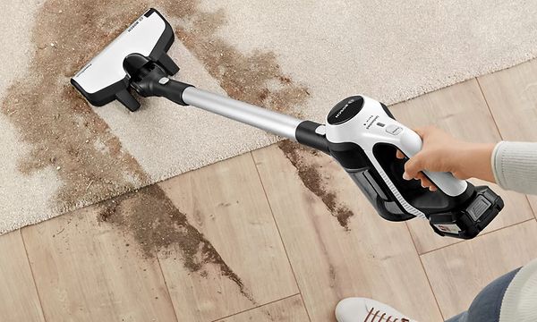 Bosch Unlimited Series 6 -pölynimuri AllFloor-suulakkeella puhdistaa likaisen maton