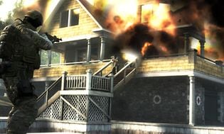 Kuvakaappaus terroristeista räjähtävän talon edessä CS-GO-pelissä