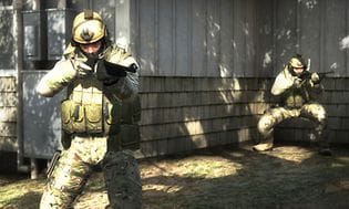 Kuvakaappaus kahdesta terroristista CSGO-pelissä