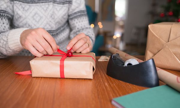 Joku paketoi joululahjaa