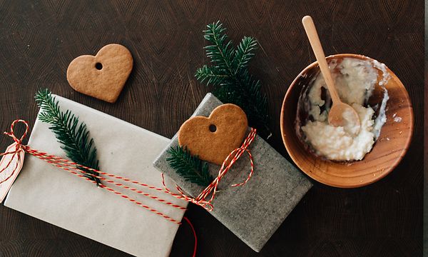 kaksi lahjaa ja kulho riisipuuroa pöydällä