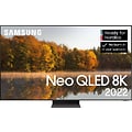 Samsung Neo QLED 8K TV, jonka näytöllä syksyinen järvimaisema ja metsää