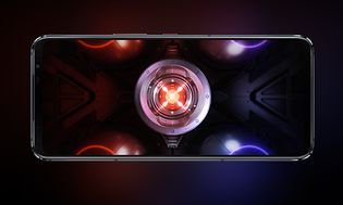 Asus ROG Phone 5 edestäpäin virtuaalimaailmassa