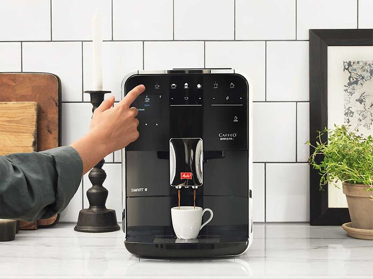 Nainen käyttää Melitta Barista T -kahvikonetta