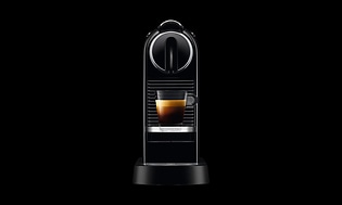 Nespresso Original -kahvikone mustalla taustalla