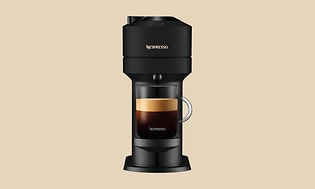Nespresso Vertuo -kahvikone beigellä taustalla