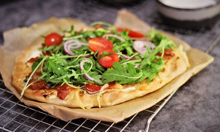 Kasvispizza tomaatilla ja rucolalla