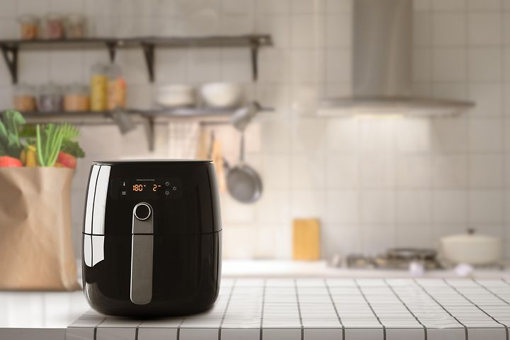 Airfryer keittiön pöydällä