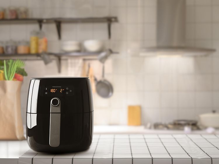 Airfryer keittiön pöydällä