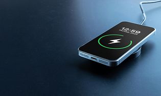 Smartphone charging: iPhone charging battery from wireless smart charger