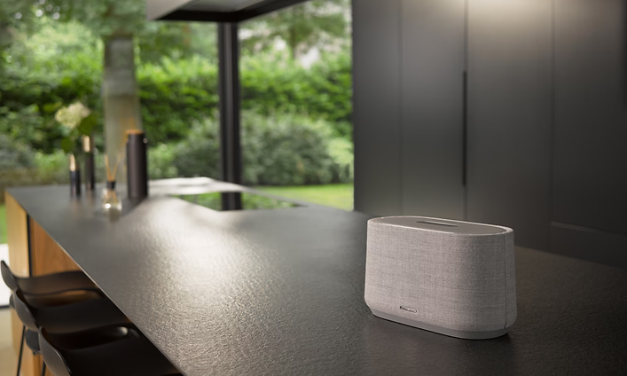 Harman Kardon -kaiutin keittiön työtasolla