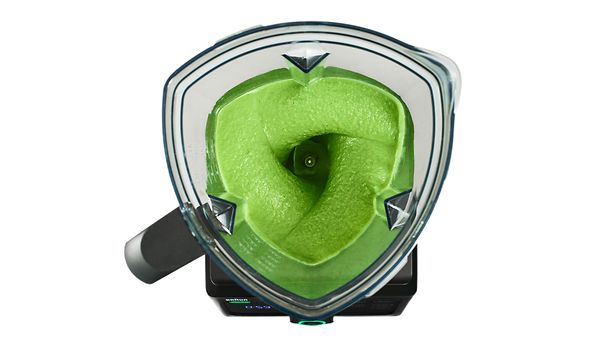 Ylhäältä otettu kuva tehosekoittimesta, jossa vihreää smoothieta
