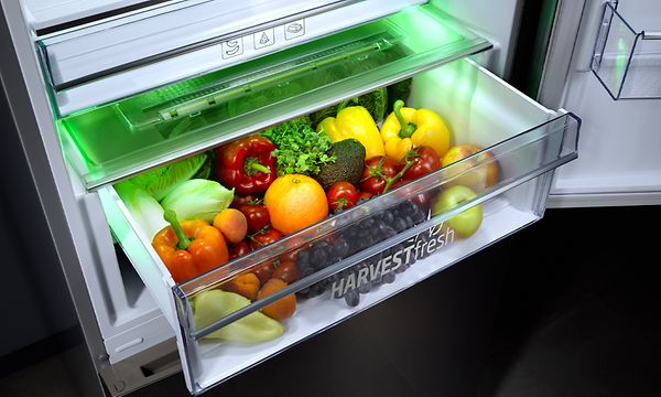 Beko - HarvestFresh - vihanneslaatikko täynnä raikkaita kasviksia ja hedelmiä