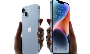 Kädet pitelevät kahta iPhone 14 -puhelinta