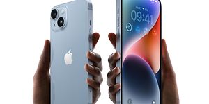 Kädet pitelevät kahta iPhone 14 -puhelinta