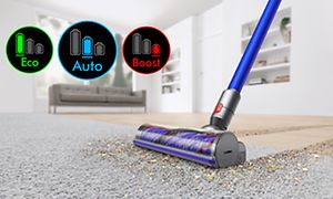 Dyson V11 Extra imuroi mattoa ja näytöllä esillä kolme eri voimakkuutta