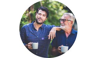 Pyöreä kuva miehistä juomassa kahvia