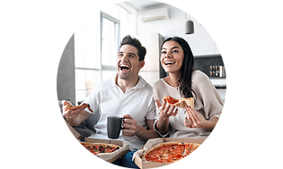 Nainen ja mies syövät pizzaa television edessä