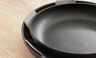 Pannuja pinottuna päällekkäin suojien kanssa