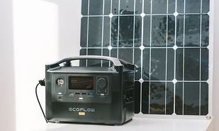 Ecoflow River Pro kannettava latausasema ladattavana aurinkopaneelilla