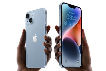 Kaksi kättä pitelevät kahta iPhone 14 -puhelinta