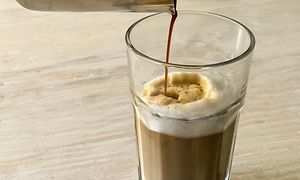 Sauvasekoitin - Lattea kaadetaan lasikuppiin