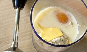 Pannukakkutaikinaa valmistetaan sauvasekoittimella