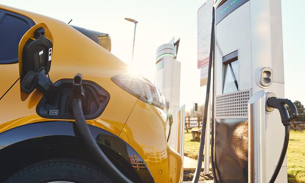 Sähköauto kiinni latausasemassa