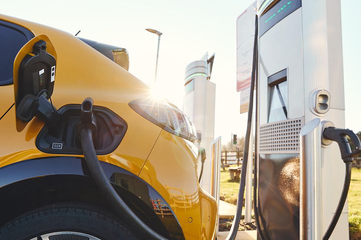 Sähköauto kiinni latausasemassa