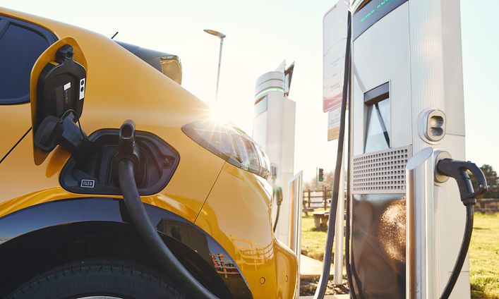 Sähköauto kiinni latausasemassa