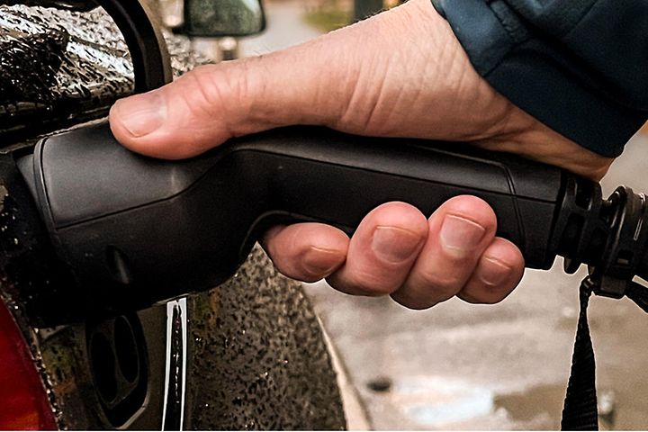 Autot ja moottoripyörät - Top banneri erilaisilla kuvilla auton lataamisesta
