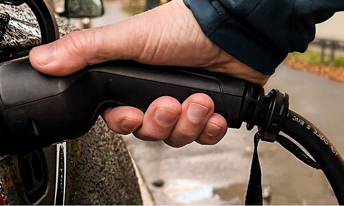Autot ja moottoripyörät - Top banneri erilaisilla kuvilla auton lataamisesta