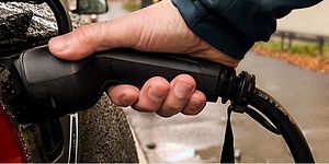 Autot ja moottoripyörät - Top banneri erilaisilla kuvilla auton lataamisesta